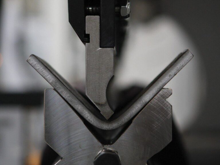 Firmamız, Kemalpaşa/İzmir’de Abkant ve Giyotin kesim hizmetleriyle metal saclarda hassas ve kaliteli çözümler sunmaktadır.