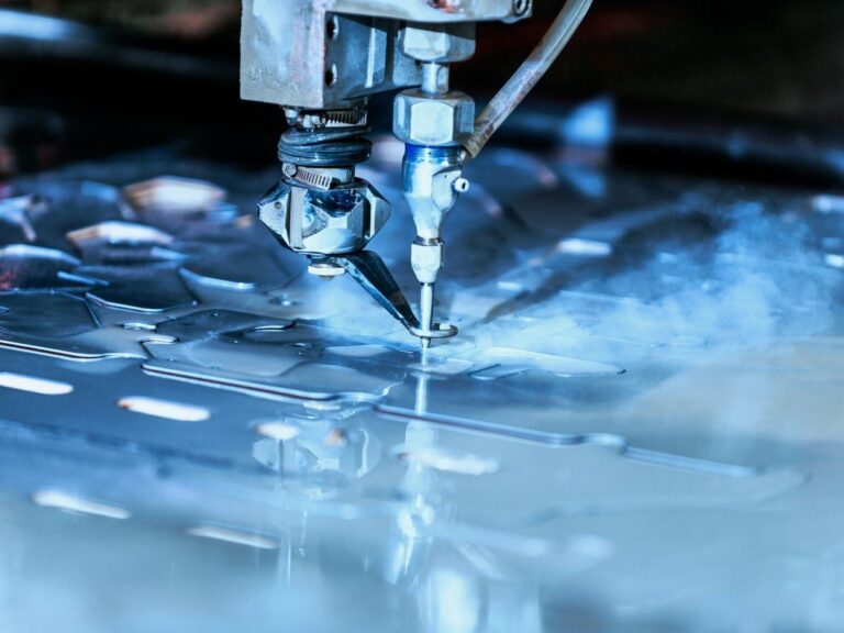 İzmir Kemalpaşa’da water jet kesim teknolojisi ile ısıdan etkilenmeyen, hassas ve kaliteli kesim hizmeti sunuyoruz.